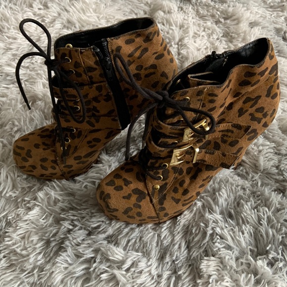 Cheetah Print Woman’s Size 9 - Picture 1 of 4